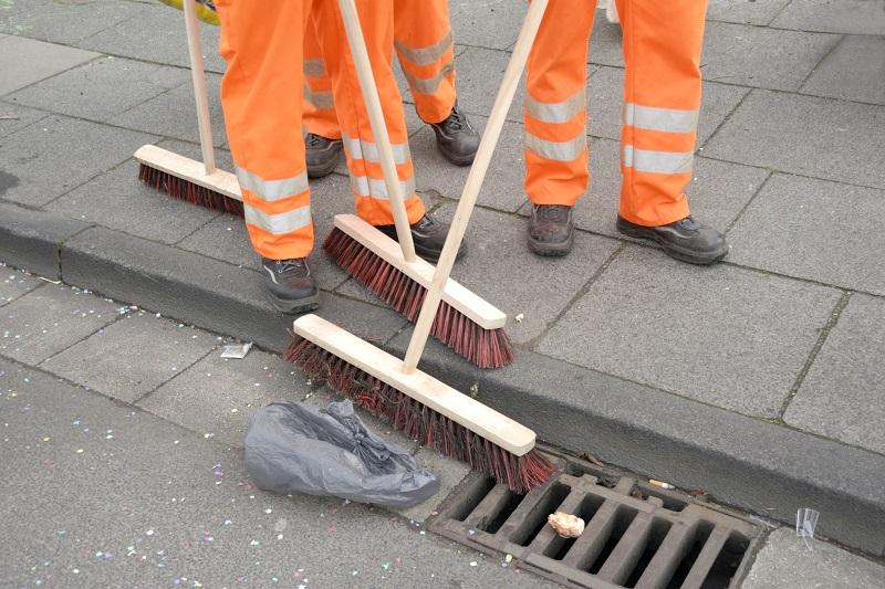 Ludzie sprzątający ulice